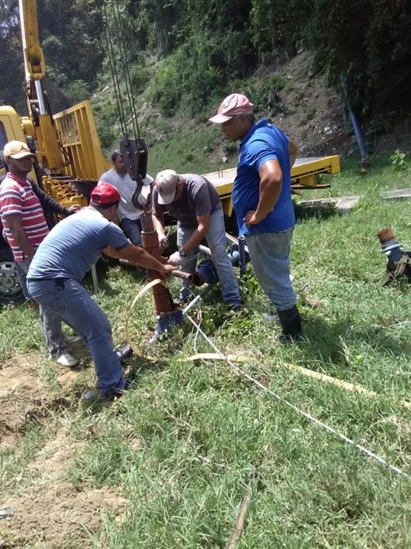 Brigada de Electromecánica, colocando bomba nueva en Jamao al Norte, CORAAMOCA.