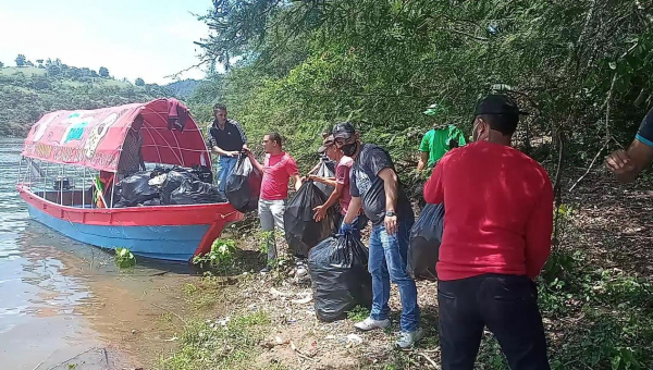 COLABORADORES DE CORAAMOCA PARTICIPAN EN JORNADA DE LIMPIEZA EN PRESA TAVERA