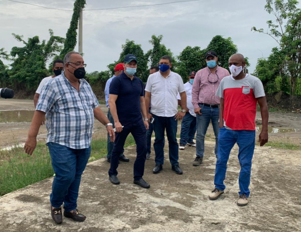 DIRECTOR DE CORAAMOCA REALIZA LEVANTAMIENTO POR INSTALACIONES DE AGUA POTABLE Y ALCANTARILLADO SANITARIO