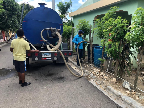 Distribución de agua en camión, (CORAAMOCA)  