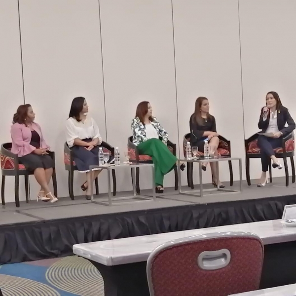 Participantes en panel “Experiencias en la Implementación de las Cartas Compromisos al Ciudadano”.