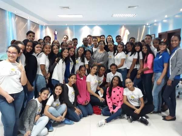 Estudiantes del Colegio Nuevo Renacer con Dr. General Rafael E. Martínez 