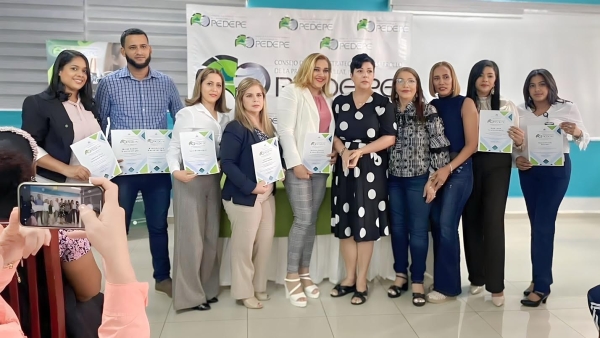 COLABORADORES DE CORAAMOCA RECIBIERON CERTIFICADOS POR PARTICIPAR EN CURSO TALLER DE RECICLAJE.