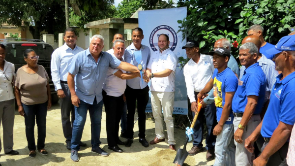 DIRECTOR GENERAL Y MIEMBROS DEL CONSEJO DE CORAAMOCA DAN PRIMER PICAZO PARA AMPLIACIÓN Y SUSTITUCIÓN DE REDES DE AGUA POTABLE.