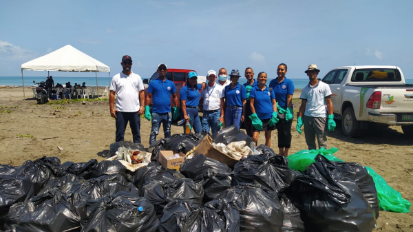 COLABORADORES DE CORAAMOCA PARTICIPARON EN JORNADA POR DÍA INTERNACIONAL DE LIMPIEZA DE PLAYAS.