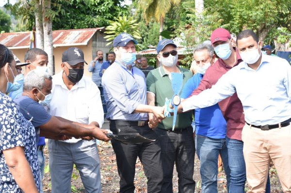 DIRECTOR DE CORAAMOCA DA PRIMER PICAZO PARA CONSTRUCCIÓN DE POZO TUBULAR EN LAS LAGUNAS.