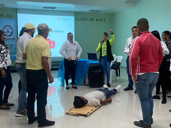 COLABORADORES DE CORAAMOCA RECIBEN TALLER DE PRIMEROS AUXILIOS.