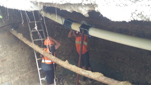 Colaboradores CORAAMOCA durante Correción de avería