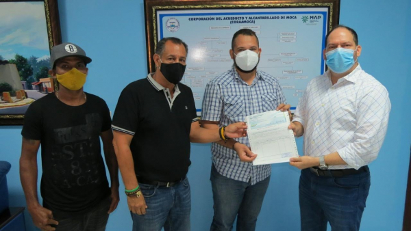 DIRECTOR DE CORAAMOCA ENTREGA PARTIDA PARA INICIOS DE LÍNEA DE CONDUCCIÓN DESDE GUAUCÍ HASTA LA ERMITA.