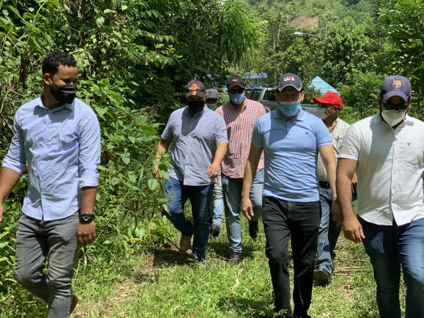 Reynaldo Méndez (Sandy) Director General de CORAAMOCA llegando a la obra de toma del acueducto de José Contreras (Villa Trina)